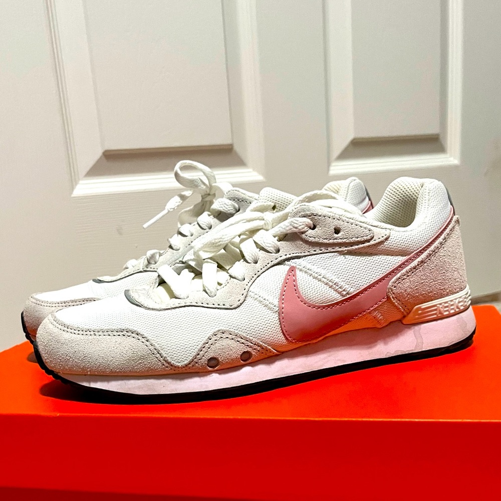 Nike Venture Runner Sneaker Size 8